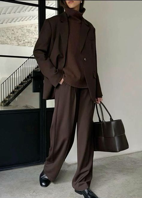 Brown Pants Ootd, Fall Fashion College, Outfit Marrone, Fashion Trends Aesthetic, Chic Blazer Outfit, Demure Outfit, Fall Nails Halloween, Trends Aesthetic, Autumn Outfit Ideas