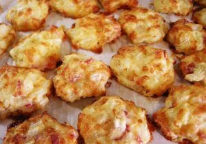 Bacon Cheese Puffs Croissant Desserts, Bacon Cheese Puffs, Bacon Puffs, Cheese Puffs Recipe, Homemade Appetizer, Puff Pastries, Family Snacks, Easy Bacon, Puff Recipe