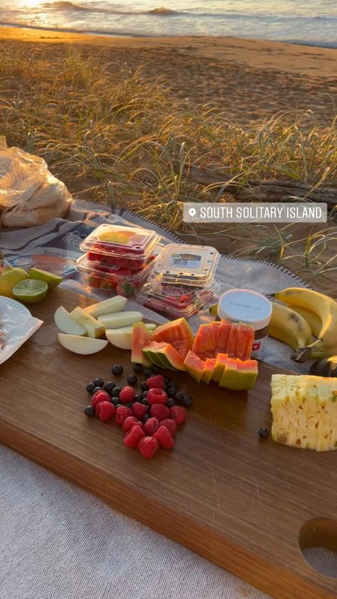 Sunrise Picnic Aesthetic, Sunrise Beach Picnic, Sunrise Breakfast Picnic, Beach Picnic Aesthetic, Sunrise Picnic, Boat Picnic, Beach Picnic Foods, Preppy Picnic, Aesthetic Australia