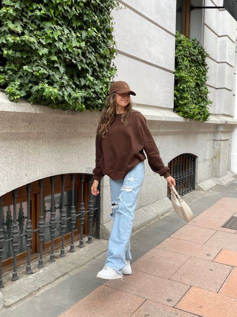 Brown Crewneck Outfit Aesthetic, Brown Hoodie Outfit Woman, Brown Cap Outfit, Brown Crewneck Outfit, Brown Sweatshirt Outfit, Worship Outfits, Oversized Sweatshirt Outfit, Crewneck Outfit, Beer Outfit