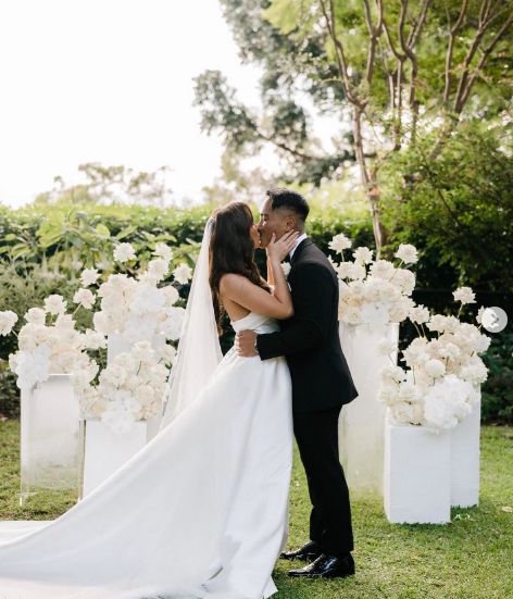 Minimal Wedding Decor Ceremony Backdrop, Single Arch Backdrop, White Monochromatic Wedding, All White Ceremony, Minimal Wedding Decor, Monochromatic Wedding, Bridal Backdrops, White Wedding Ceremony, Wedding Alters