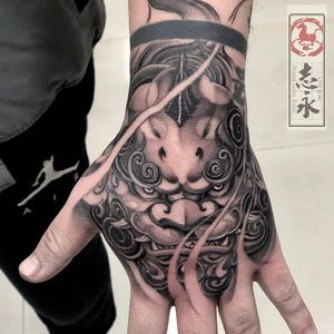 Tattoo Hand Men, Jp Tattoo, Fist Tattoo, Foo Dog Tattoo Design, Japanese Hand Tattoos, Dragon Tattoo Arm, Oni Tattoo, Foo Dog Tattoo, J Tattoo