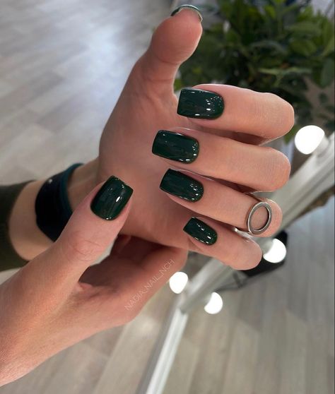 Short Square Acrylic Nails Dark Colors, Nail Dark Green, Dark Green Nails Acrylic, Dark Spring Nails, Nails Dark Green, Shellac Nails Fall, Dark Spring, Emerald Nails, Kutek Disney