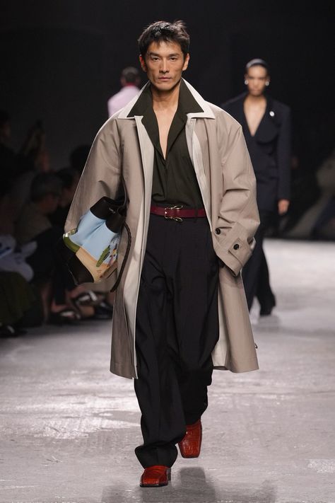 Bottega Veneta Spring 2025 Ready-to-Wear
https://www.vogue.com/fashion-shows/spring-2025-ready-to-wear/bottega-veneta/slideshow/collection#39 Paris Fashion Week Men, Mens Trendy Outfits, Mens Casual Dress Outfits, Guys Clothing Styles, Dapper Men, Casual Chic Outfit, Streetwear Men Outfits, Fashion Over 50, Classic Outfits