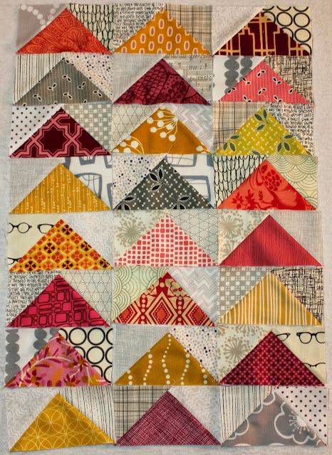 Between Quilts: Quick Flying Geese Tutorial Flying Geese Tutorial, Flying Geese Quilt, Quilt Modernen, Quilt Care, Colors And Patterns, Miniature Quilts, Quilt Block Tutorial, Triangle Quilt, Flying Geese