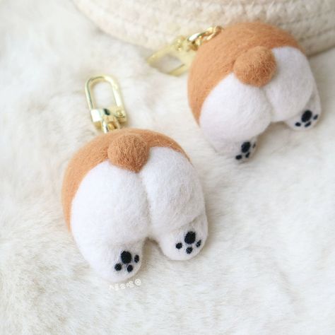 We create cute needle felted animals, needle felting project kits for beginners and you'll find needle felting accessories for holidays too. Needle Felting Diy Tutorials, Miniature Corgi, Cute Christmas Reindeer, Felt Wool Ball, Needle Felting Tutorial, Needle Felting Supplies, Needle Felting Diy, Wool Felting, Corgi Butts