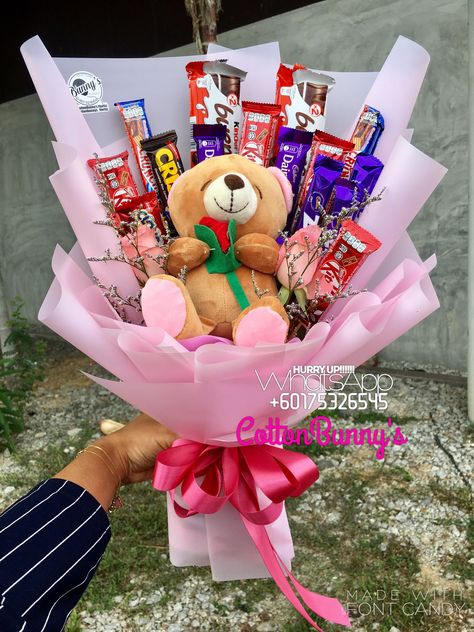 Gift Bouquet For Boyfriend, Birthday Candy Bouquet, Candy Arrangements, Chocolate Bouquet Diy, Candy Bouquet Diy, Valentine Gift Baskets, Edible Bouquets, Bff Birthday Gift, Sweet Bouquet