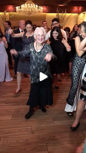 Old People Dancing Videos, Granny Dancing, Cool Dance Videos, Dancing Videos Funny, Grandma Dancing, Modern Dance Moves, Happy Dance Video, Funny Dance Videos, Jazz Dance Poses