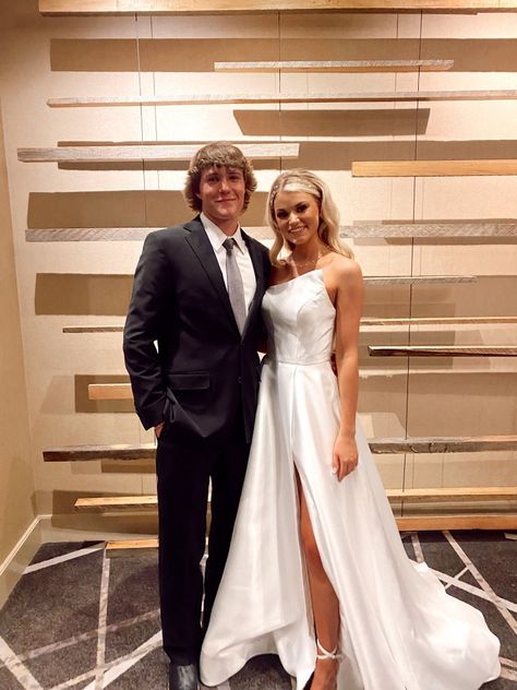 Prom Inspo Couples, Prom White Dress, Prom Couples Outfits, Cowboys And Angels, Girl Prom, Prom Couples, Prom Inspo, Couples Outfit, White Prom Dress