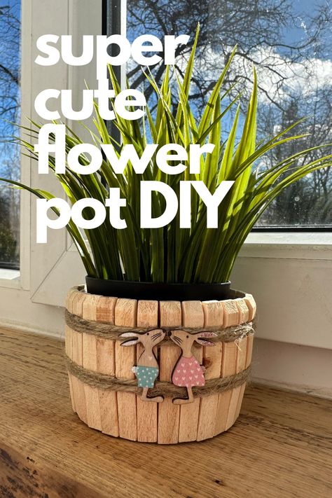 A very easy way to make a great decorative plater for your flowers at home. This way you can hide the ugly flower pots in which the flowers are sold and get a wonderful result and great home decor! Flower Pot Diy, Flowers At Home, Pot Diy, Diy Flower Pots, Decorated Flower Pots, Vase Crafts, Wooden Flowers, Diy Youtube, Diy Crafts For Home Decor