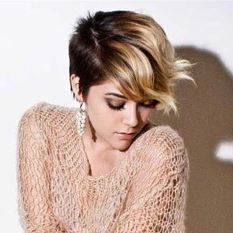 Caramel Short Ombre Hair with Pixie Cut Curly Pixie Hairstyles, Short Ombre Hair, Brown Ombre Hair, Ombré Hair, Hair Color Highlights, Trendy Hair Color, Balayage Brunette, Short Hair Color, Penteado Cabelo Curto