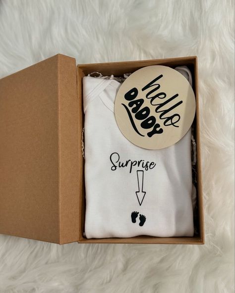 🎉 New Addition Alert! 🎉 We’re so excited to introduce our latest personalized product at Mara’s Choice! 💕 The Pregnancy Announcement Box is the perfect way to surprise your husband with the best news ever! 🍼✨ Choose from 4 adorable bodysuit designs, and pick between the bodysuit alone or the full package, complete with a beautifully “Hello Daddy” wooden disc, all wrapped in a cute box. 🎁 Made with love, just for you and your growing family. 💖 Swipe to see all the details! 👉 #PregnancyReve... Hi Daddy Pregnancy Announcement, Daddy Pregnancy Announcement, Surprise Your Husband, Bodysuit Designs, Cute Box, Growing Family, Pregnancy Announcement, So Excited, Quick Saves