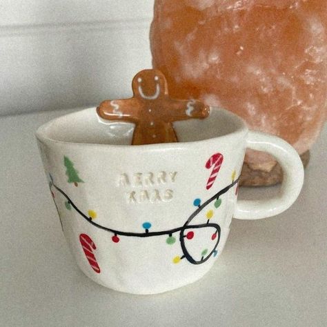 Ceramics Ideas Pottery Christmas, Winter Ceramics Ideas, Winter Pottery, Mug Noel, Ceramic Cafe, Pottery Painting Designs, Pretty Mugs, Keramik Design, Clay Mugs