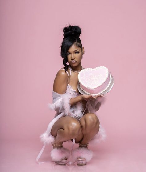 Virgo Szn Photoshoot, Bedroom Birthday Photoshoot, Virgo Photoshoot Ideas, Pink Birthday Shoot, Pink Photoshoot Ideas Birthday, Photoshoot With Cake, Fun Photoshoot Ideas Creative, Pink Birthday Photoshoot, Sag Szn