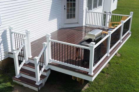 We build quite a few 10’x12′ to 16’x20′ size decks. This size deck is perfect for grilling or having a meal on your deck without the expense typical of a large deck. Multi Level Deck Ideas, Cute Backyard, Deck Plan, Multi Level Deck, Earthy Home Decor, Patio Deck Designs, Deck Designs Backyard, Trex Deck, Deck Projects