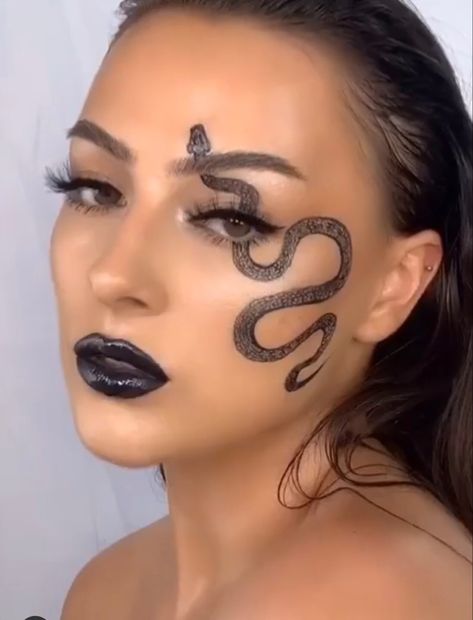 Snake Rhinestone Makeup, Snake Eye Makeup Look, Snake Eyeliner Makeup, Snake Makeup Look Easy, Snake Inspired Makeup, Snake Makeup Halloween, Snake Makeup Eye, Reputation Eye Makeup, Reputation Makeup Ideas