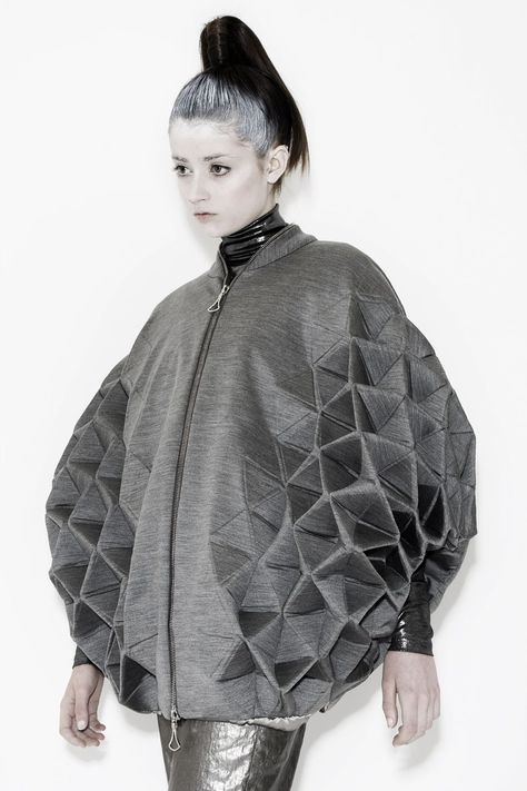 Geometric Fashion with faceted 3D structure - triangle tessellation, shape & volume; experimental sculptural fashion; wearable art // Rachel Poulter Structured Fashion, Architectural Fashion, 3d Structure, Structural Fashion, Origami Fashion, Mode Editorials, Sculptural Fashion, Geometric Fashion, 3d Fashion