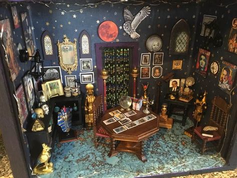 Hogwarts Diy Crafts, Cool Doll Houses, Minatures Dollhouse, Miniature Shops Ideas, Dollhouse Game Room, Diy Dollhouse Miniatures, Witch Dollhouse, Witchy Dollhouse, Miniature Witch Room