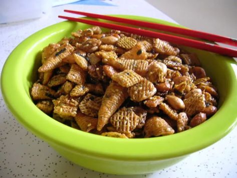 Japanese Chex Mix Recipe, Chex Mix Recipes Christmas, Chex Recipes, Easy Snack Mix, Puppy Chow Chex Mix Recipe, Chex Mix Puppy Chow, Chex Mix Recipes, Asian Snacks, Easy Asian Recipes