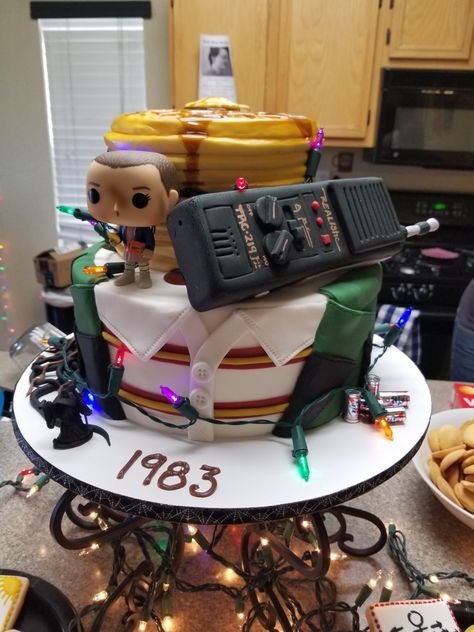 Stranger things birthday cake. Fondant walkie talkie and eggos for eleven. Dungeons and dragons wizard with christmas lights Stranger Things Birthday Cake, Christmas Aesthetic Friends, Stranger Things Birthday, Birthday Cake Fondant, Illustration Wallpaper, Aesthetic Friends, Cake Fondant, Stranger Things Art, Stranger Things Aesthetic