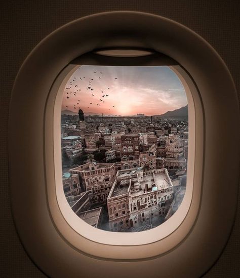 Sana'a old city in Yemen from airplane Tarim Hadramaut Yemen, Kota Tarim Hadramaut, Tareem Yemen, Tarim Hadramaut Wallpaper, Yemen Wallpaper, Tarim Yaman, Yemen Sanaa, India Landscape, Brown Eyes Aesthetic