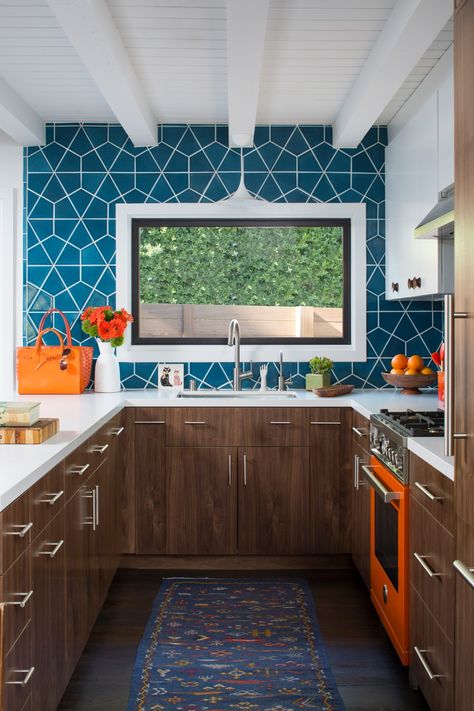 Floyd Terrace Mid Century Remodel by Kelly Martin Interiors - Midcentury - Kitchen - Los Angeles - by Bertazzoni | Houzz Honeycomb Backsplash, Mid Century Remodel, Hexagon Backsplash, Modern Backsplash, Beautiful Backsplash, Modern Remodel, Stick Tiles, Flat Panel Cabinets, Fireclay Tile