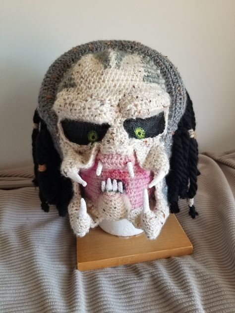 Crocheted mask of Predator from the movie Predator Crochet Xenomorph, Crochet Homegoods, Crochet Pokemon, Crochet Mask, Crochet Plushies, Crochet Stuff, Crochet Fashion, Crochet Yarn, Free Crochet Pattern