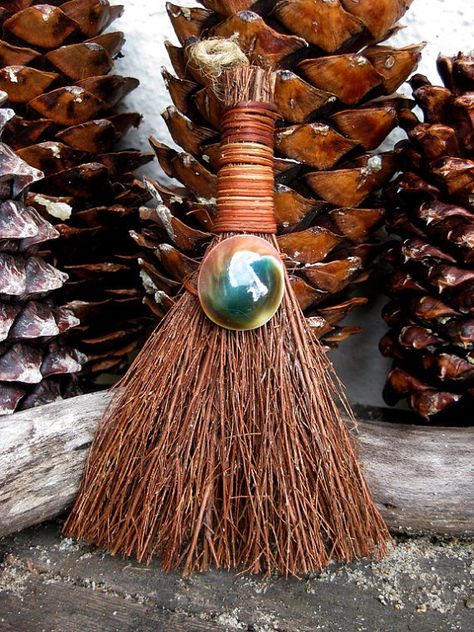 DIY Cinnamon Scented Brooms : Samhain/ Yule Gift Ideas: I often see Cinnamon Brooms in the supermarket very $$$ so why not make your own its not hard & you can do other scents too Celestial Crafts, Winter Thoughts, Happy Yule, Besom Broom, Broom Making, Cinnamon Broom, Cinnamon Twist, Yule Crafts, Yule Celebration