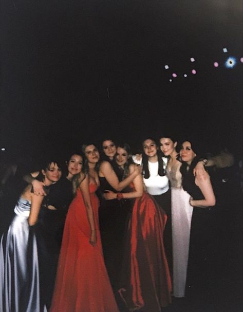 Prom Night Aesthetic Friends, Prom Ig Pics, Prom Night Photos, Prom Aestethic, Prom Night Photoshoot, Prom Aesthetic Pics, Prom Group Pictures Friends, Prom Film Pictures, Prom Pics Aesthetic Friends