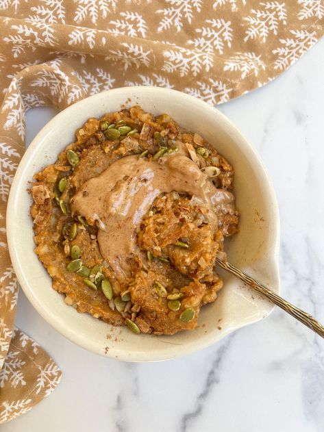 Simple and high-protein warm pumpkin protein bowl recipe The Peachy Spoon, Pumpkin Breakfast Bowl, Pumpkin Protein Breakfast, The Peachie Spoon Recipes, Peachie Spoon Recipes, The Peachie Spoon, Pumpkin Protein Oatmeal, Peachie Spoon, Protein Bowl