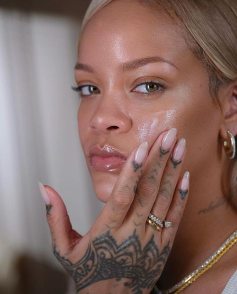 Rihanna's Minimal Manicure Matches Her Barely-There Makeup Spf Hand Cream, Minimal Manicure, Kalahari Melon, Rihanna Makeup, Barely There Makeup, Fenty Skin, Minimal Makeup, Sunscreen Moisturizer, Rihanna Fenty