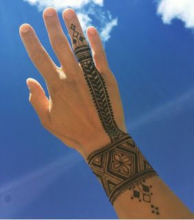 25 Gorgeous Moroccan Mehndi Designs to Try | Bling Sparkle Men Henna Tattoo, Herren Hand Tattoos, Tato Geometris, Tato Salib, Henne Tattoo, Henna Hand, Tato Lengan, Henna Tattoo Hand, Norse Tattoo