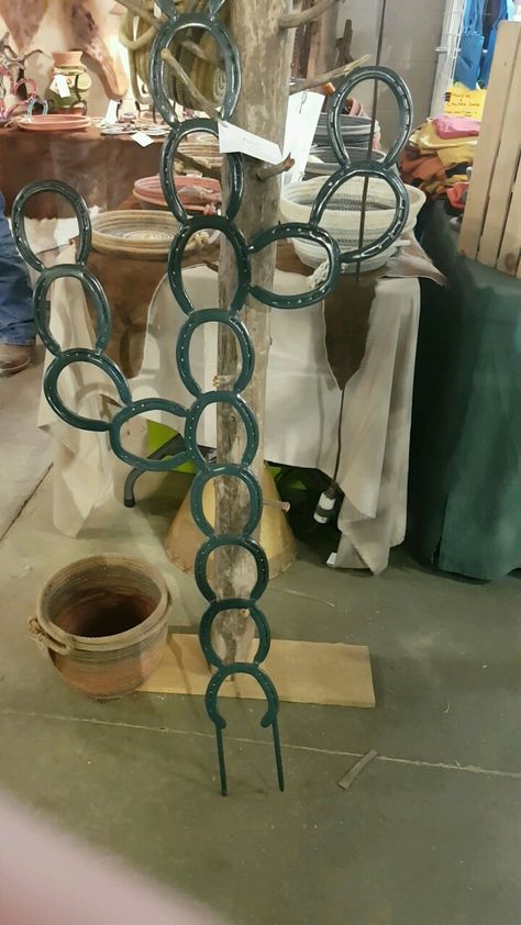 Lawn stake horseshoe cactus. Retail $75 Horseshoe Cactus Yard Art, Ffa Projects, Horseshoe Cactus, Cactus Ideas, Western Decorations, Outdoor Plant Hanger, Welding Trailer, Farmhouse Yard, Horseshoe Crafts Projects