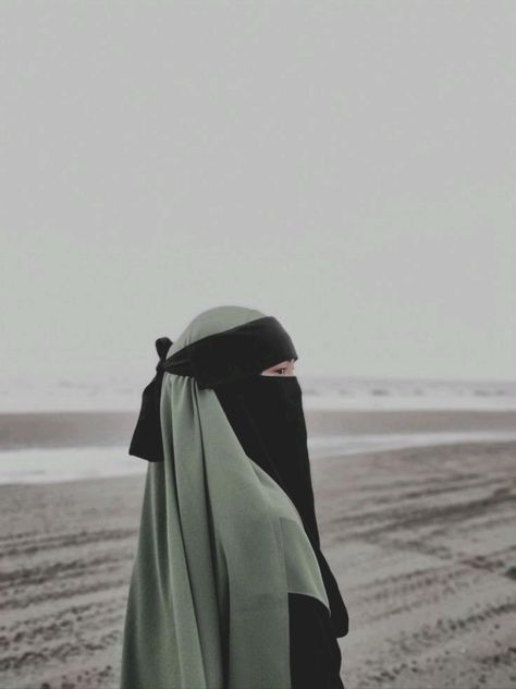 Niqabi Girl, Ootd Hijab Simple, Fesyen Islam, Muslimah Photography, Hijab Simple, Foto Aesthetic, Ootd Aesthetic, Beautiful Ocean Pictures, Muslim Outfits Casual