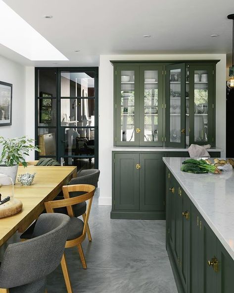 Green Kitchen Interior, Devol Kitchens, Green Kitchen Cabinets, Kitchen Company, English Kitchens, Timeless Kitchen, Green Cabinets, Home Luxury, Shaker Kitchen