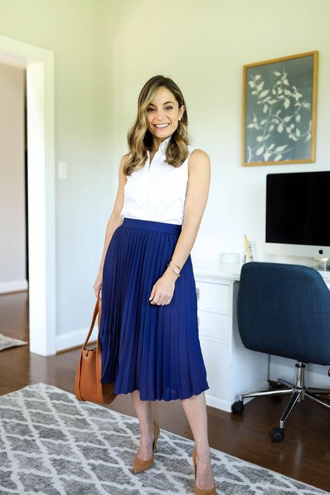 Petite-friendly neutral outfits for work | neutral outfits for work | petite style | business casual Summer Office Attire Women Casual, Professional Outfits Women Summer, Petite Women Fashion, Summer Office Attire Women, Summer Outfits For Work, Minimal Chic Outfits, Neutral Summer Outfits, Outfit For Petite Women, Office Vibes