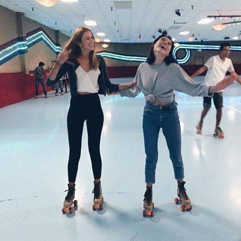 Roller skating! Roller Skating Outfits, Skating Rink, Roller Girl, Bff Photoshoot, X Games, Burton Snowboards, Cute Friend Pictures, Skating Outfits, Bff Goals