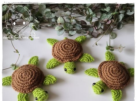 By Janet Carrillo "damn it Janet, let's crochet!"    For those who love cute things, this little sea turtle is the perfect size to hold... Sea Turtle Ornaments Diy, Small Crochet Turtle, Crochet Tortoise, Turtles Crochet, Dragonfly Applique, Crochet Dragonfly, Crochet Kindness, Crochet Turtle Pattern, Mini Animals