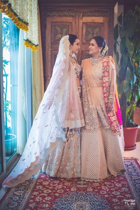 Best Indian Outfit Ideas For The Mother Of The Bride Father Of The Bride Outfit, Bride’s Mother, Wedding Dresses Indian, Brides Mom, Wedding Lehenga Designs, Mother Of Bride Outfits, Pink Wedding Dress, Mother Of The Bride Outfit, Mom Wedding