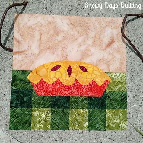 pie quilt block Picnic Quilt, Fall Sewing, Quilt Square Patterns, Picture Quilts, Fall Quilts, Quilt Block Pattern, Paper Piecing Quilts, Quilted Table Runners, Snowy Day