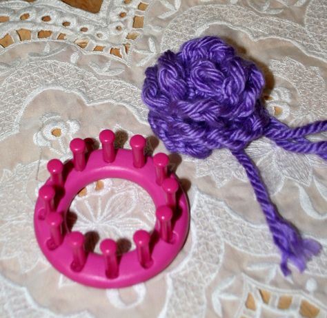 Big bulky loom knitting rose made with super chunky yarn. Happy looming. Loom Flowers, Round Loom Knitting, Circle Loom, Loom Hats, Loom Knitting Tutorial, Loom Knitting Stitches, Loom Crochet, Round Loom, Spool Knitting