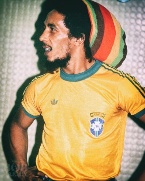 Bob Marley on Instagram: ““What is there to benefit from badness?” #bobmarley⁣ ⁣ 📷 by #LynnGoldsmith⁣ © Fifty-Six Hope Road Music Ltd.⁣ ⁣ ⚽️👕 @cbf_futebol 🇧🇷” Bob Marley Tattoo, Arte Bob Marley, Celebrity Bobs, Bob Marley Legend, Road Music, Bob Marley Pictures, Starboy The Weeknd, Lynn Goldsmith, Jamaica Reggae