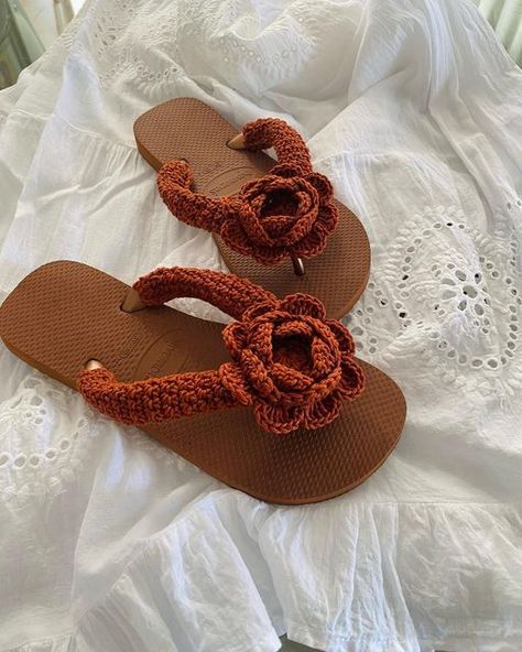 FREE AND EASY CROCHET SLIPPER PATTERN DESIGN FOR ADULTS Crochet Slides, Crochet Flip Flops, Crochet Dog Clothes, Knitted Shoes, Easy Crochet Slippers, Slipper Pattern, Crochet Slipper, Diy Sandals, Crochet Slipper Pattern