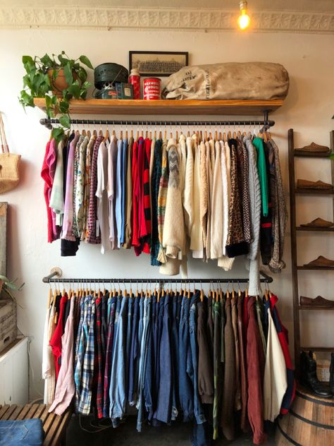 Cottage Wardrobe, Vintage Store Ideas, Store Rack, Small Bedroom Inspiration, Closet Organization Ideas, Vintage Closet, Creative Bedroom, Closet Room, Market Displays