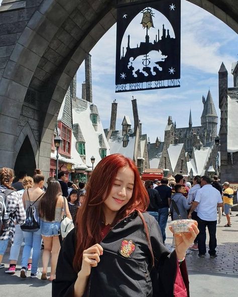 Disney Princess Facts, Kim Jisoo, Blackpink Photos, Lady And Gentlemen, Kpop Outfits, South Korean, Blackpink Jisoo, Guys And Girls, Yg Entertainment