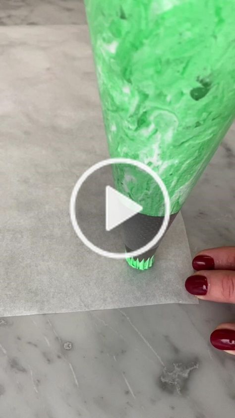 Piping Christmas Trees, Meringue Christmas Tree, Christmas Tree Meringue, Tree Meringue, Meringue Christmas, O Christmas Tree, Cupcake Cake Designs, Piping Tips, Satisfying Video