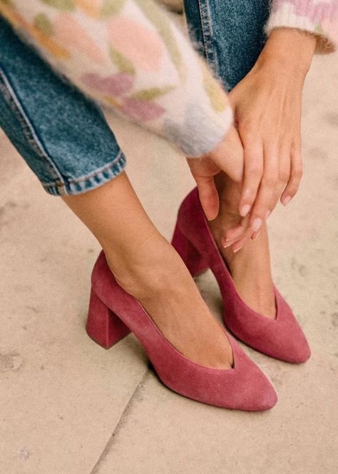 Cute Pumps, Black Pumps Heels, Suede Block Heels, Mode Inspo, Pink Suede, Crazy Shoes, Shoe Obsession, Mode Inspiration, Heel Pumps