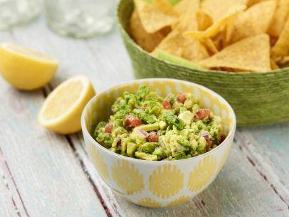 Ina's guacamole is the ideal dip to bring to a party. The other guests will thank you when they taste the lemony, garlicky flavor of this 5-star recipe. Guacamole Recipe Easy, Salsa Guacamole, Ina Garten Recipes, Easy Guacamole, Hot Pepper Sauce, Barefoot Contessa, Summer Appetizer, Guacamole Recipe, Rigatoni