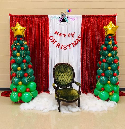 Backdrop For Christmas Tree, Christmas Backdrop Ideas For School, Balloon Decoration For Christmas, Ballon Decorations For Christmas, Christmas Tree Balloon Garland, Stage Decoration For Christmas, Christmas Decorations With Balloons, Christmas Stage Backdrop, Christmas Backdrop With Balloons