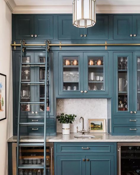 17 Wet Bar Ideas to Turn Your Home Into Everyone's Favorite Watering Hole Kitchen Ladder, Butler’s Pantry, Cocktails Bar, Wet Bars, Space Interiors, Home Modern, Blue Kitchens, Kitchen Paint, Painting Kitchen Cabinets